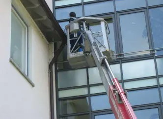 Glasfassadenreinigung mit der Hubarbeitsbühne