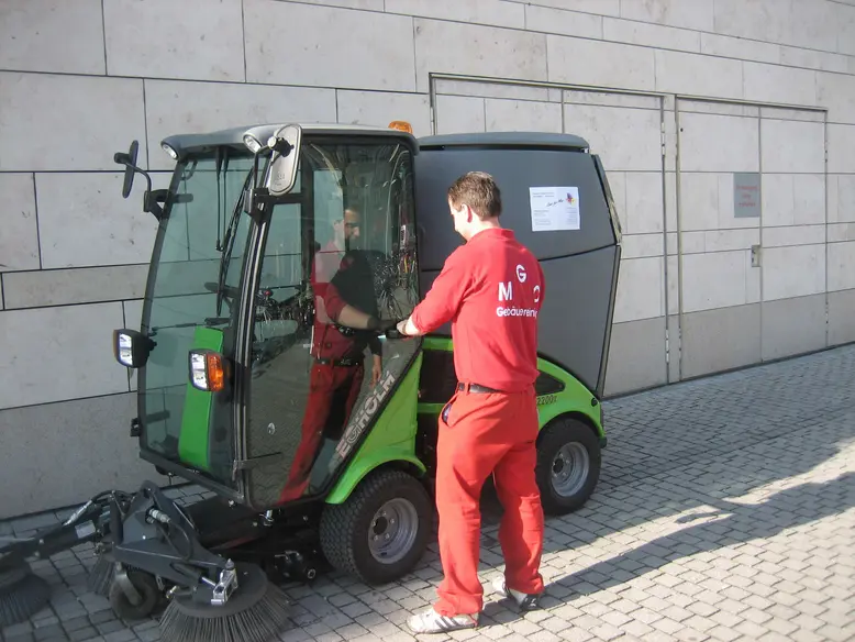 Kehr und Sauggerät im Einsatz